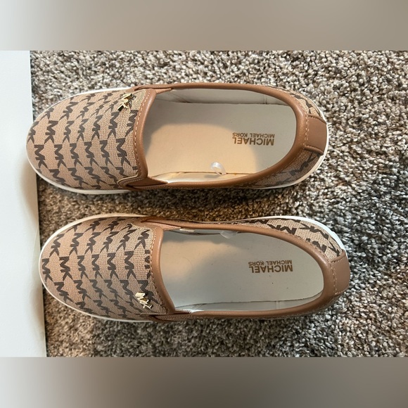 New Womens Michael Kors Slip-on Monogram Brown Shoe size 5 - Picture 3 of 9